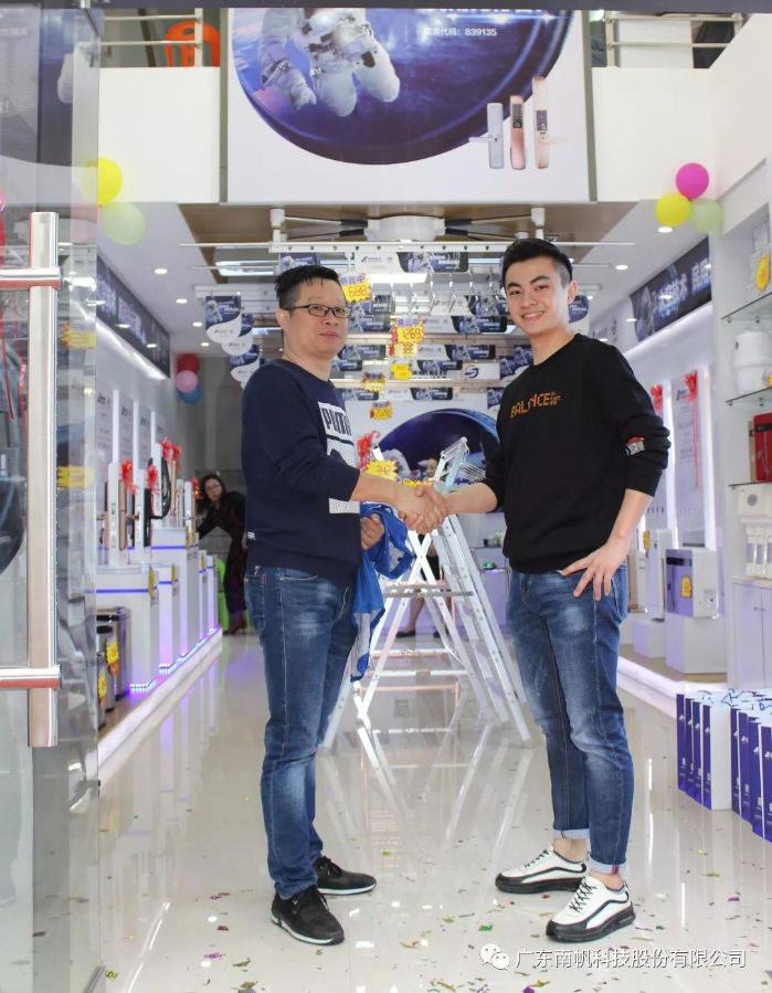 南帆科技營(yíng)銷團(tuán)隊(duì)與專賣店負(fù)責(zé)人握手合作.jpg